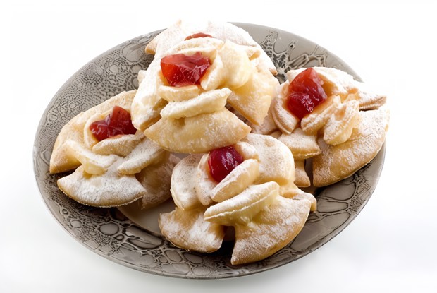 Фигурное печенье из слоеного теста с клубничным джемом