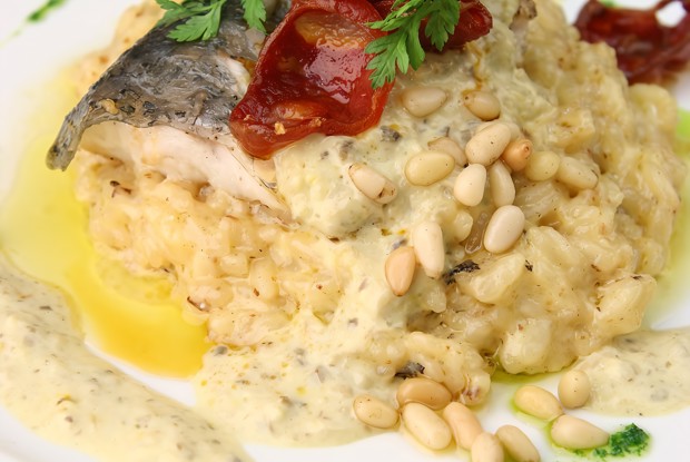 Филе баррамунди с муссом Шардоне и ризотто с чоризо