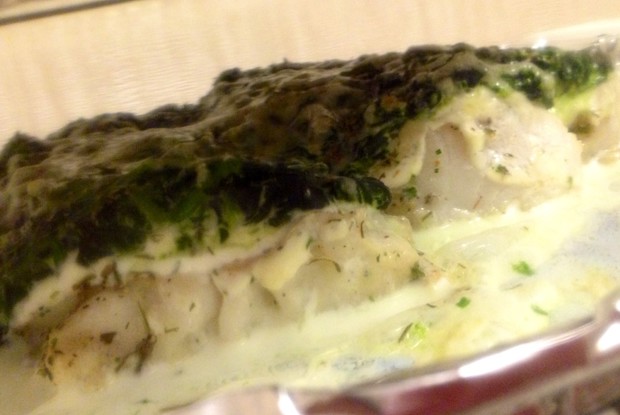 Филе белой рыбы, запеченное со шпинатом