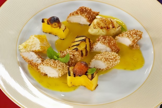 Филе цыплёнка с фруктами на гриле