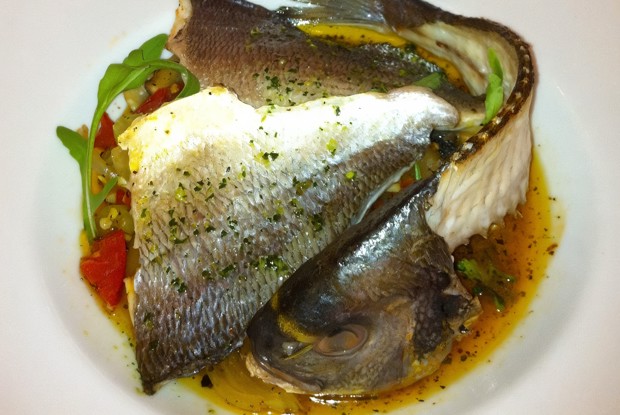 Филе дорады с овощами на винных парах