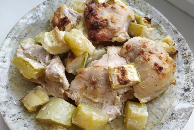 Филе куриного бедра с кабачками