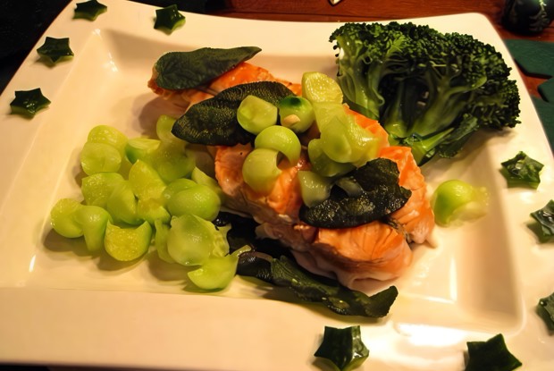 Филе лосося с огурцом и фритированными листьями шалфея