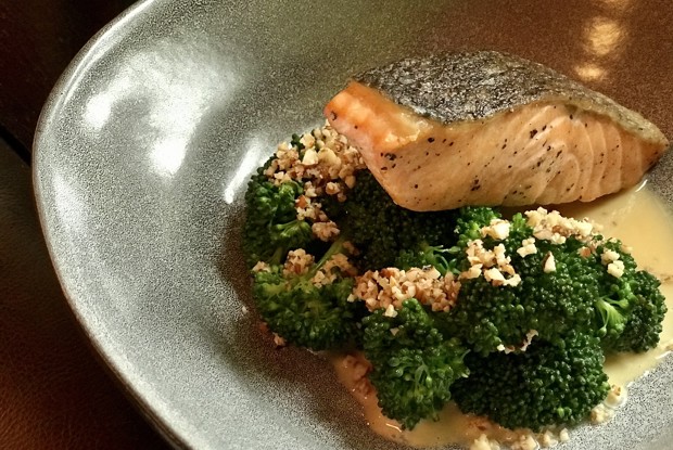 Филе лосося с брокколи