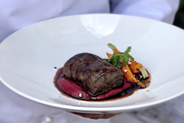 Филе оленя с муссом из свеклы и соусом красное вино