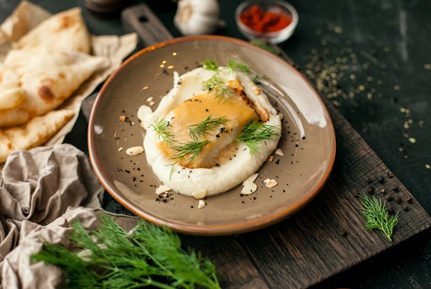 Филе палтуса, запеченное в мисопасте с пюре из цветной капусты