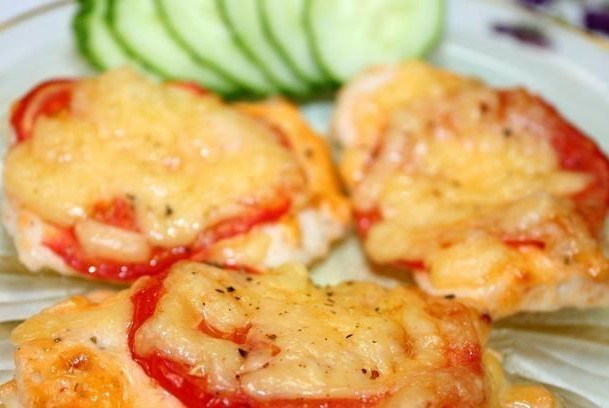 Филе под сыром с помидорами