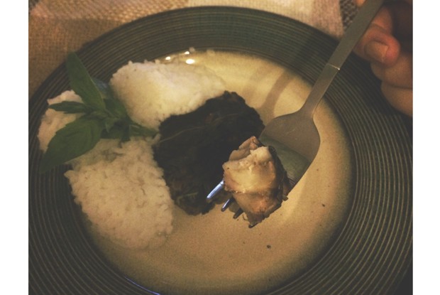 Филе рыбы на пару с прованскими травами, обернутое в листья базилика