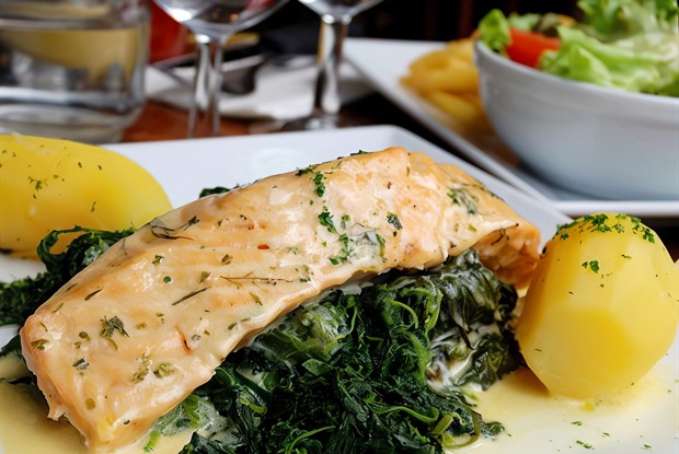 Филе рыбное, запеченное в сметанном соусе