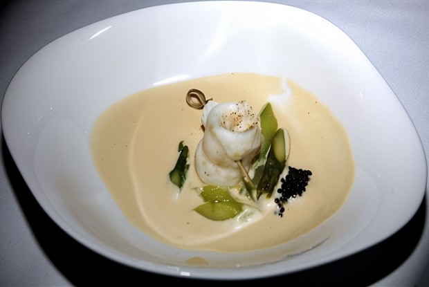 Филе Сан-пьера с спаржей и черной икрой, под соусом «Шампань»