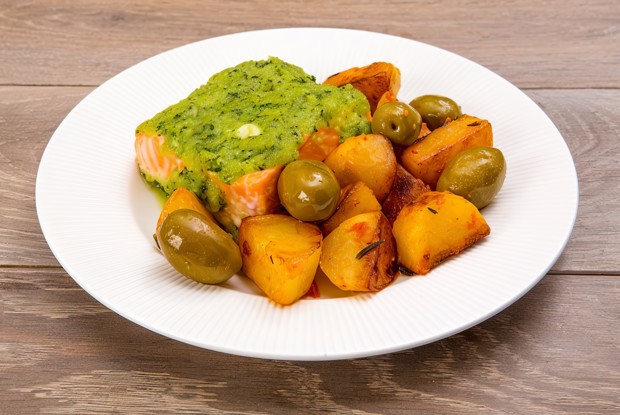 Филе семги с базиликом, оливками и картофелем