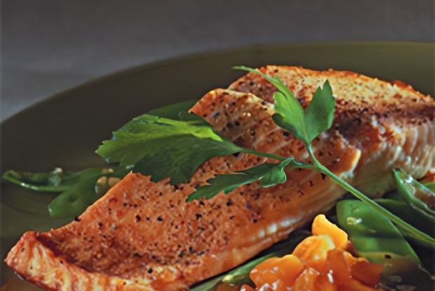 Филе семги, запеченное в духовом шкафу с репой и спаржевой фасолью в сидровом соусе