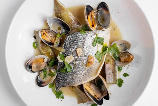 Филе сибаса с артишоками и вонголе