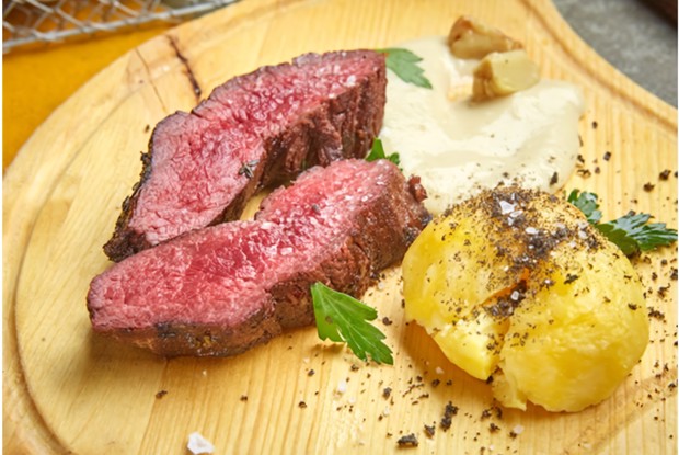 Филе страуса на гриле с печеным картофелем