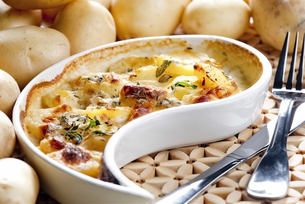 Филе судака, запеченное с картофелем в сметане