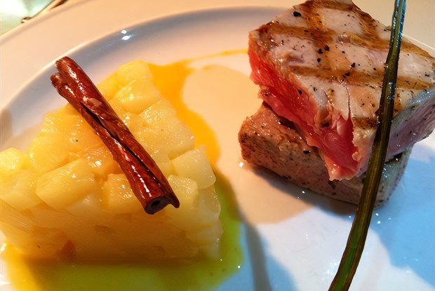 Филе тунца с гарниром из сладкой груши