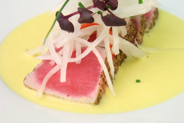 Филе тунца с соусом халапеньо и лапшой из дайкона с чили