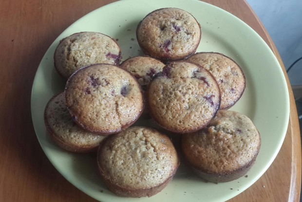 Финансье с фисташками и черешней