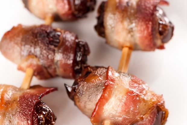 Финики в беконе фаршированные сыром стилтон