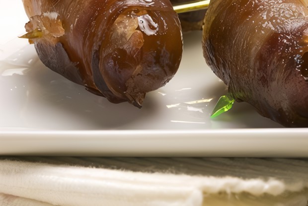 Финики в беконе фаршированные фисташками