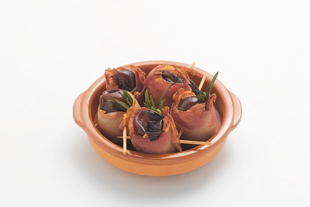 Финики в прошутто с черным перцем