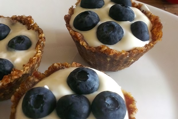 Финиковые корзиночки с голубикой