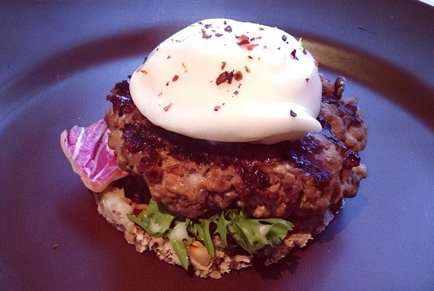 Фит бургер с яйцом пашот