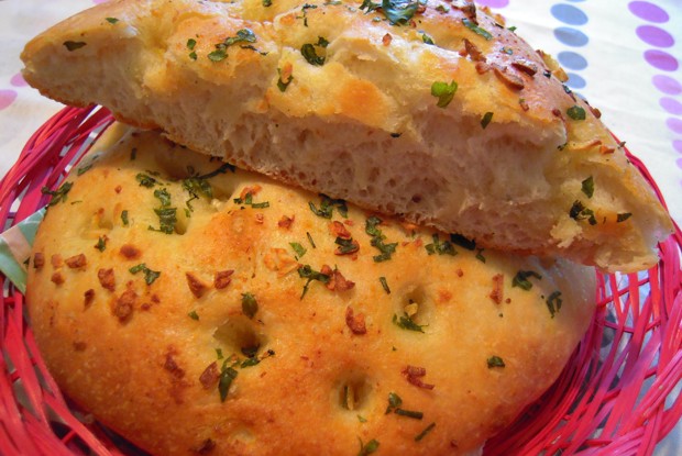 Фокачча с чесноком и розмарином