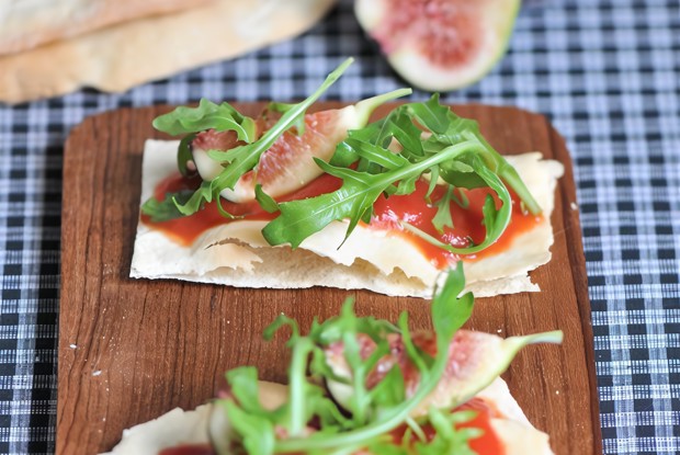 Фокачча с инжиром, рукколой и пармезаном
