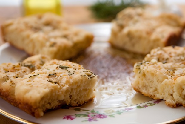 Фокачча с каменной солью и розмарином