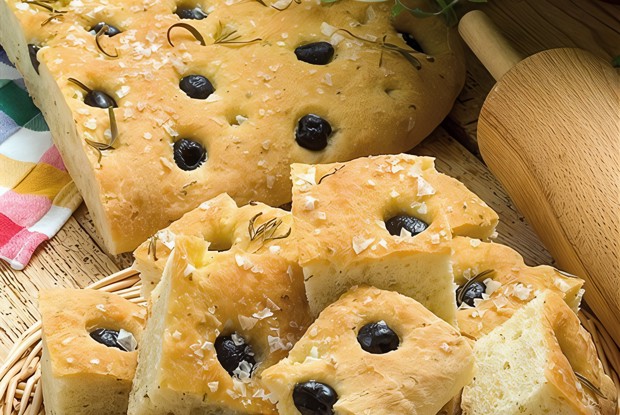 Фокачча с оливками и розмарином