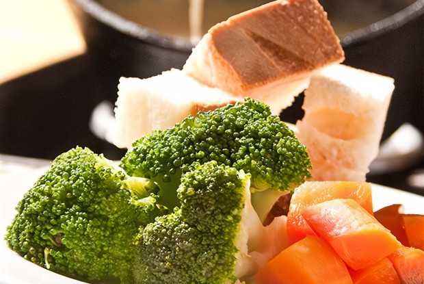 Фондю «Три сыра» с капустой брокколи и морковью