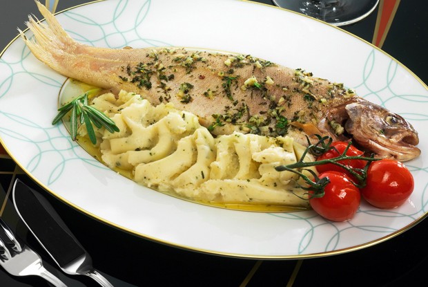 Форель на пару с чесночным маслом