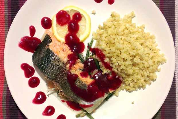 Форель на пару с клюквенным соусом