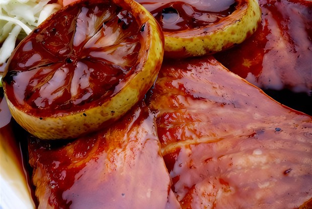 Форель на пару с клюквенно-медовым соусом