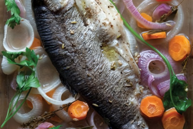 Форель пашот с луком и семенами укропа