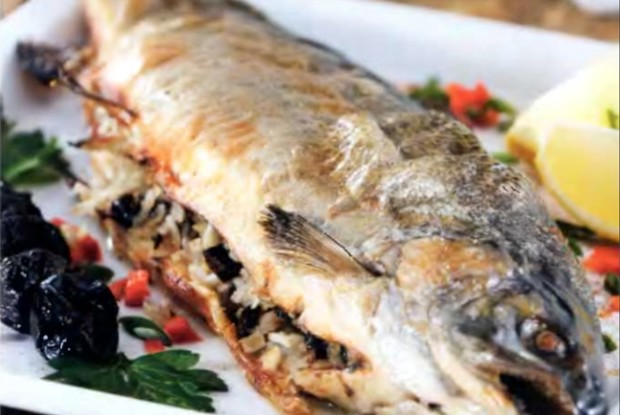 Форель с черносливом