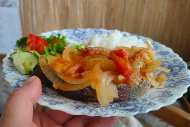 Форель с луком в томатном соусе