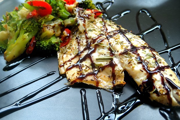 Форель с тушеными овощами