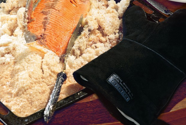 Форель в панцире из соли и яичного белка