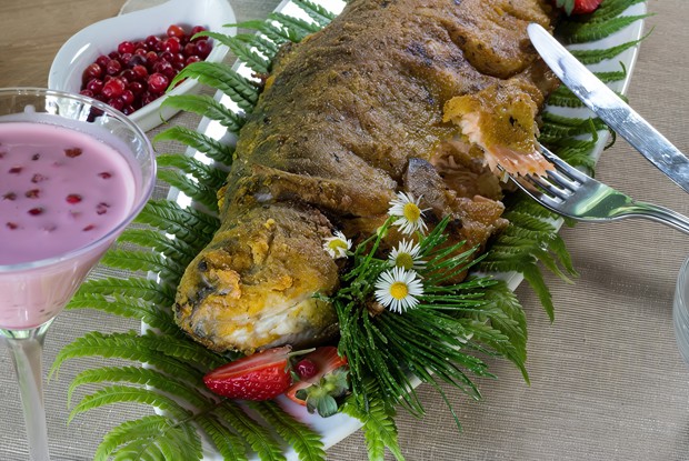 Форель янтарная с бруснично-сливочным соусом