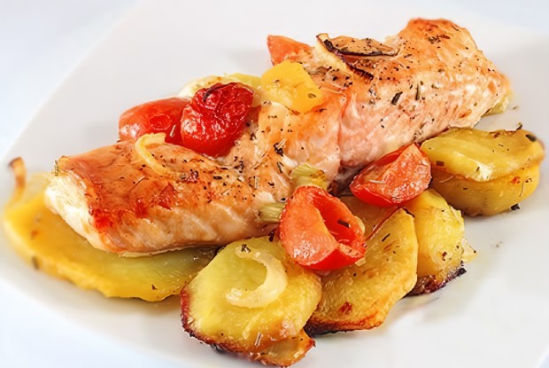 Форель запеченная с картофелем