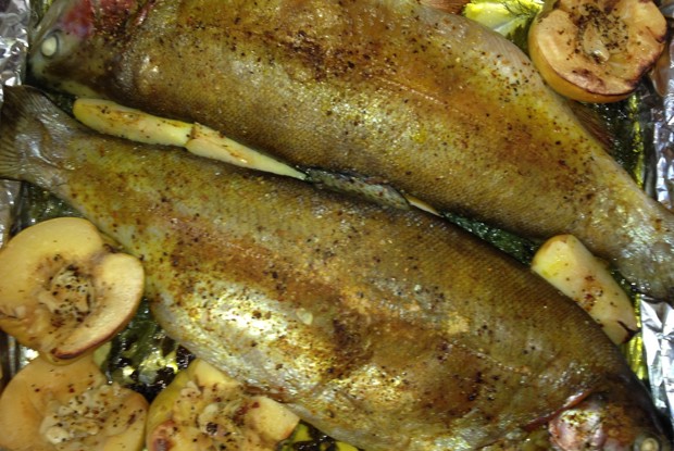 Форель, запеченная с осенними овощами и фруктами