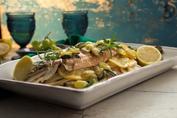 Форель, запеченная с виноградом