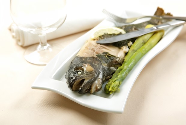 Форель, запеченная в газете, с самым быстрым голландским соусом