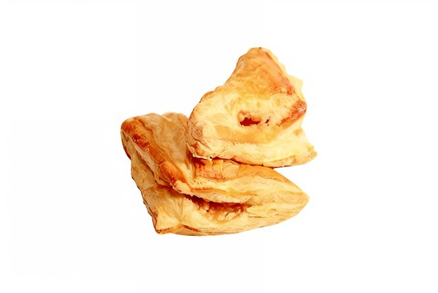 Французские пирожки из слоеного теста с мягким сыром и малиной