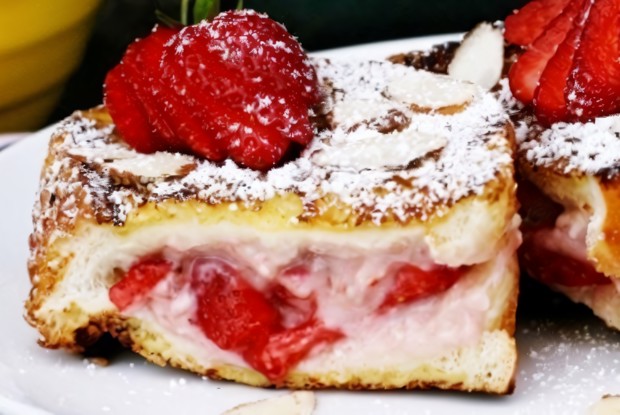 Французские тосты с начинкой из сливочного сыра и клубники