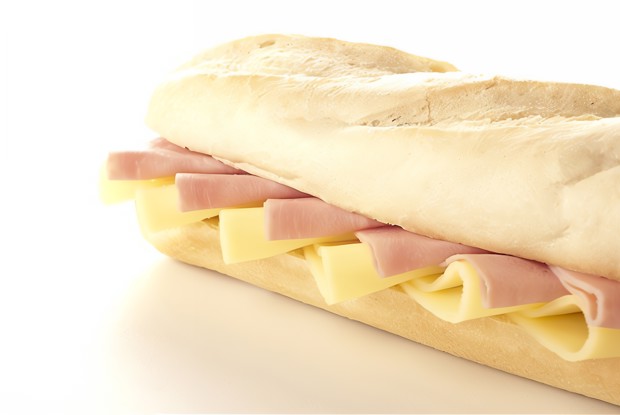 Французский багет с ветчиной серрано, манчего и инжирным джемом