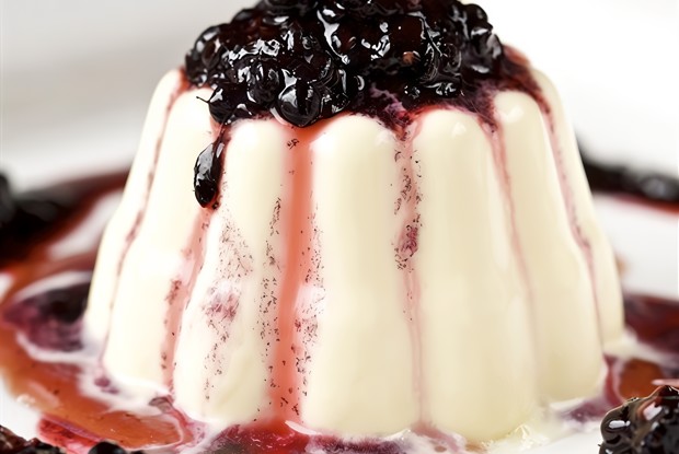 Французский десертный сыр с ежевичным соусом