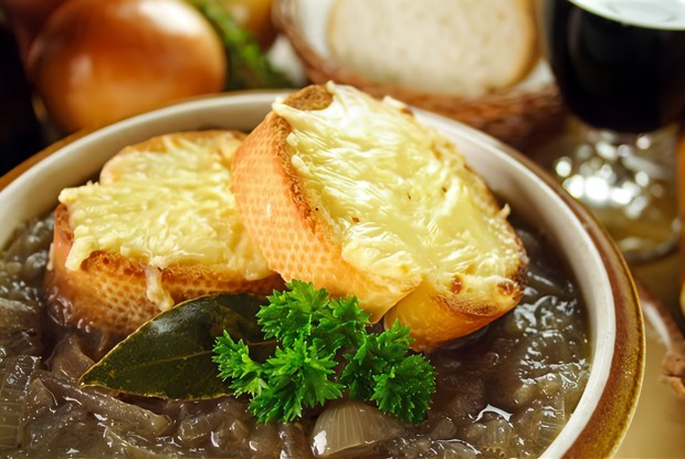 Французский луковый суп с красным вином